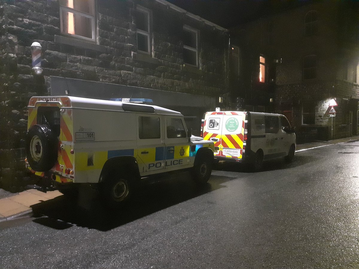 CMBC_CPT's tweet photo. Partnership working with @WYP_CldrValleys doing covid compliance checks on takeaways and pubs in the upper valley areas. Warnings given to some for not wearing face coverings. Others without issue
@CMBC_CSRT 
@WYP_CldrValleys 
@CSRT_Team2 
@Calderdale 
#COVID19 
#Safercalderdale https://t.co/HeDagKGtRU