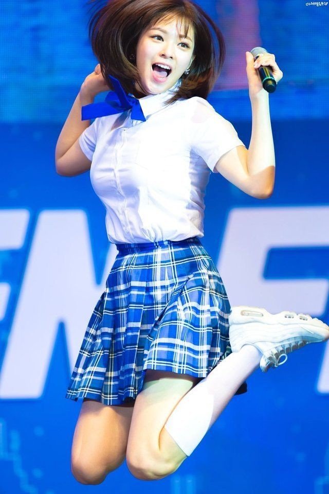fernandaSanfurg's tweet photo. @TWICExONCES Amo que siempre ha estado preocupada de las miembros, las cuida y demuestra su amor, su humildad y forma de ser, no cambia para gustar en la industria, y su vocal es hermoso 💞#TWICE #트와이스 @JYPETWICE https://t.co/rxHmrSqo17