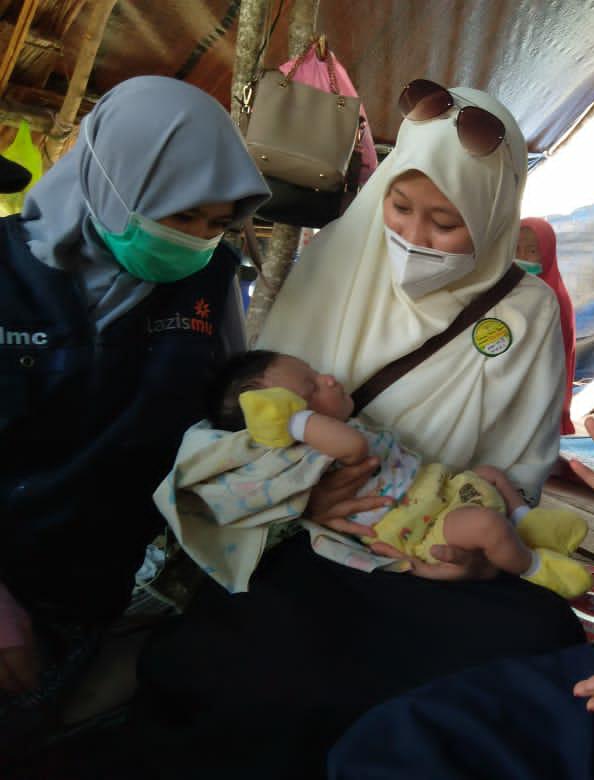 rr5_rhena's tweet photo. Namanya Arumi Saat gempa usianya baru 12 hr, skrg msh tinggal di tenda pengungsian dia mulai diserang skt kulit
#Nasyiah Peduli kerjasama
#mdmc #lazismu 
Lokasi Ds. Turadu, Kec.Tapalang Barat,Mamuju terima kasih PWNA Papua,PWNA Jambi 
@ppnasyiah 
@pwna_sulbar https://t.co/WDIce3bgLY