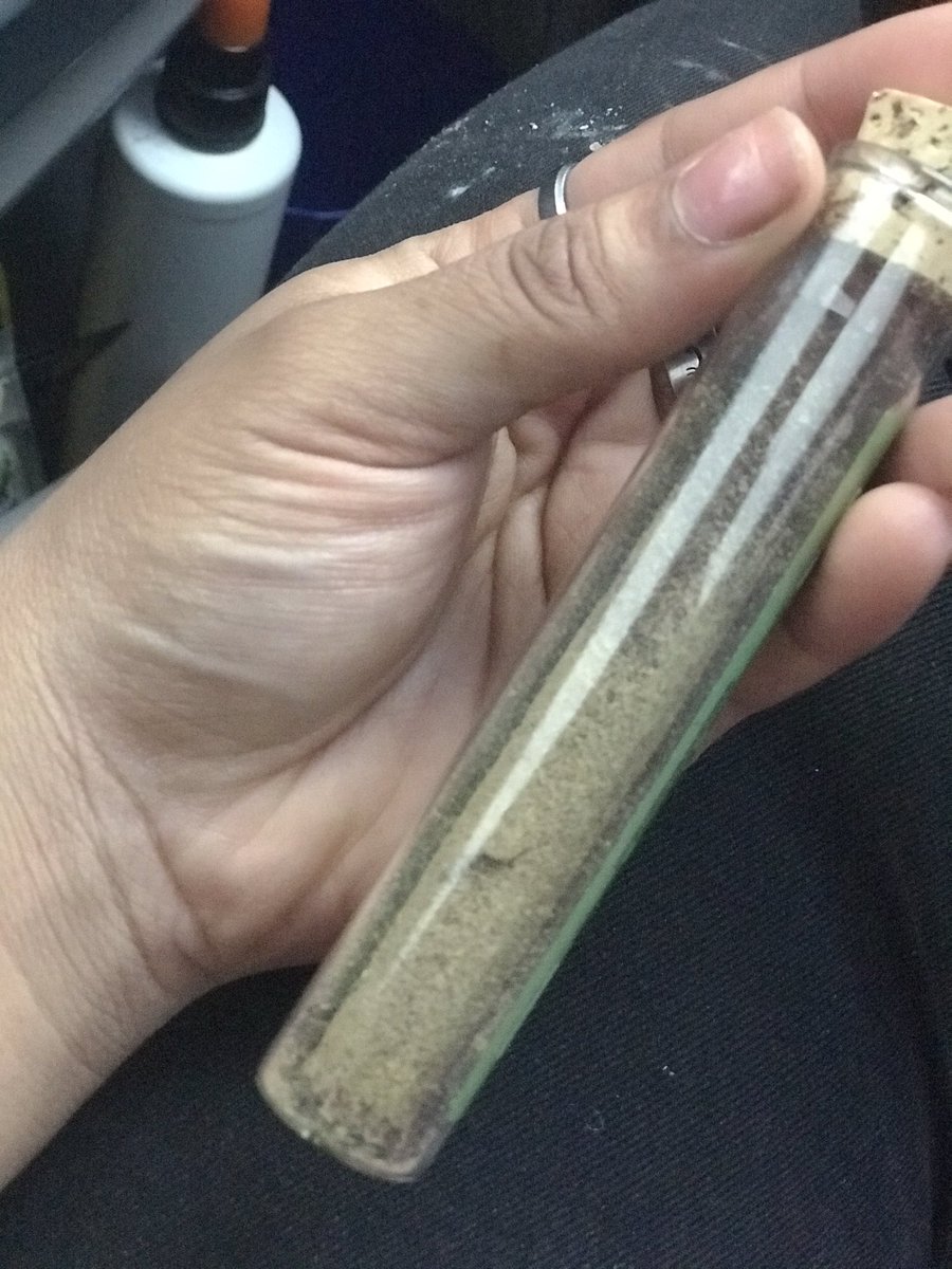 FavorableSoles's tweet photo. picked up one of these 🤫 wanna see the glass bottle between my toes or no? 🥲 i’ll give it to you for 2$+ depending on what extra kinks or applications you want 😅

i smoked it 9/10.
• packaging 10/10
• blunt quality 9
• weed quality 9.8
• Harsh? almost none, til the end. https://t.co/onXPEyKDyn