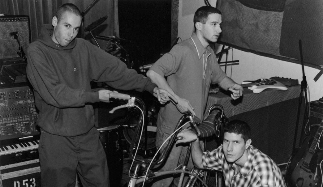 I’ve always wanted to do something that was actually important, so here goes. Musicians on bikes. A thread.