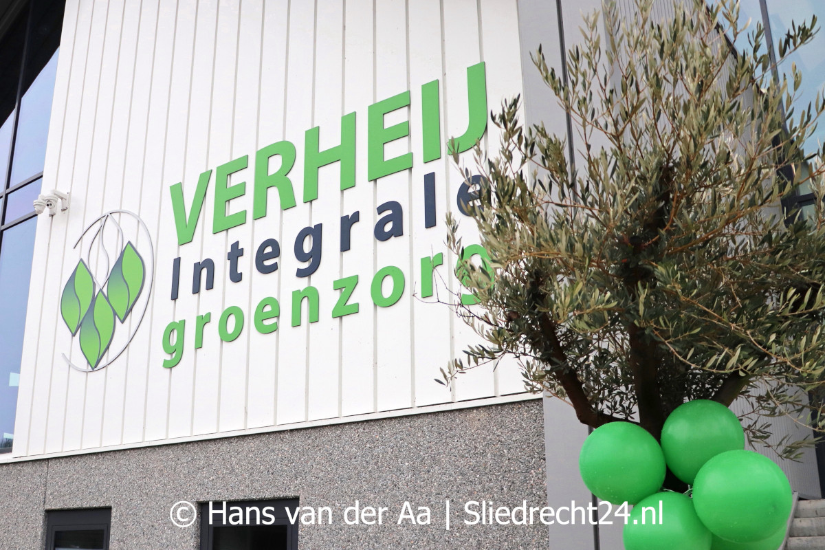 Sliedrecht24's tweet photo. Als ‘toetje’ konden toekomstige hoveniers zaterdag aan de gang met verschillende machines. Eigenaar Dick Verheij van Verheij Integrale groenzorg is blij met de aanmeldingen voor de nieuwe vakschool tot nu toe. (Foto's Hans van der Aa / Sliedrecht24) #Tweetbijartikel #Sliedrecht24 https://t.co/boI5IMzpQu