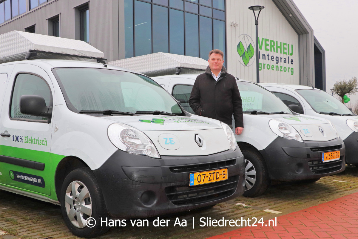 Sliedrecht24's tweet photo. Als ‘toetje’ konden toekomstige hoveniers zaterdag aan de gang met verschillende machines. Eigenaar Dick Verheij van Verheij Integrale groenzorg is blij met de aanmeldingen voor de nieuwe vakschool tot nu toe. (Foto's Hans van der Aa / Sliedrecht24) #Tweetbijartikel #Sliedrecht24 https://t.co/boI5IMzpQu