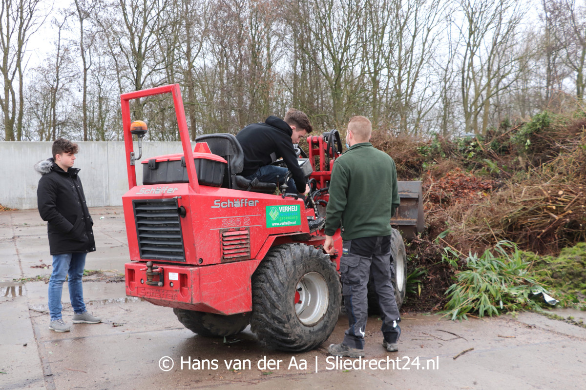 Sliedrecht24's tweet photo. Als ‘toetje’ konden toekomstige hoveniers zaterdag aan de gang met verschillende machines. Eigenaar Dick Verheij van Verheij Integrale groenzorg is blij met de aanmeldingen voor de nieuwe vakschool tot nu toe. (Foto's Hans van der Aa / Sliedrecht24) #Tweetbijartikel #Sliedrecht24 https://t.co/boI5IMzpQu