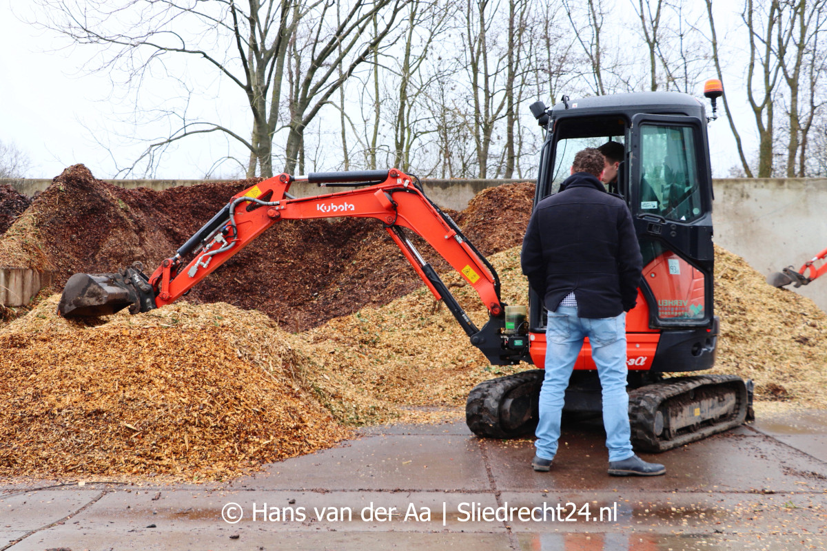 Sliedrecht24's tweet photo. Als ‘toetje’ konden toekomstige hoveniers zaterdag aan de gang met verschillende machines. Eigenaar Dick Verheij van Verheij Integrale groenzorg is blij met de aanmeldingen voor de nieuwe vakschool tot nu toe. (Foto's Hans van der Aa / Sliedrecht24) #Tweetbijartikel #Sliedrecht24 https://t.co/boI5IMzpQu