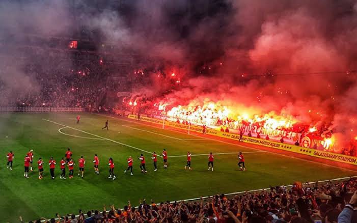 Sahasında kupa kaldırmışız, galibiyet ne ki 😉 #Galatasaray 💛❤