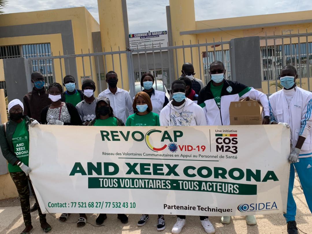 medzaproduction's tweet photo. Journée de Sensibilisation et distribution de kits Sanitaires
#Revocap et les 100volontaires Bargny
2500masques ont été distribués du gel et flyers
Un grand Merci à Revocap
Stop #Covid
Respectons les gestes barrières
@revocap
@MinisteredelaS1
@Macky_Sall
#Kebetu https://t.co/G5NoZfutpQ