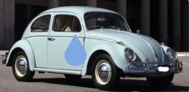 TurmaSafada's tweet photo. O fusca chorando pq o meu capô é maior que o dele https://t.co/jVUZ3UGEI0