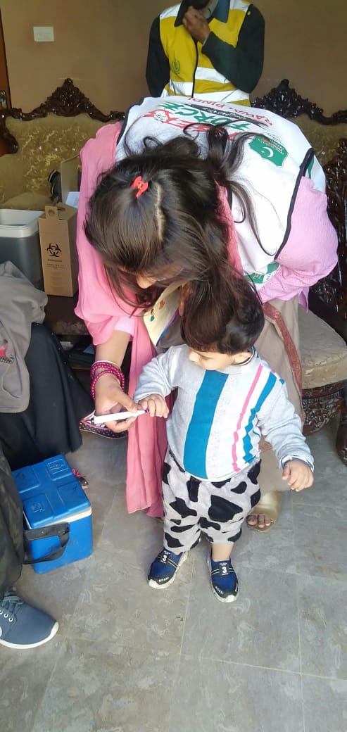 ambreen's tweet photo. پرائم منسٹر ٹائیگر فورس راولپنڈی کینٹ کے فیمیل رضاکاروں نے سہام میں محکمہ صحت کے اہلکاروں کے ساتھ مل کر ٹائیفائیڈ حفاظتی ٹیکوں کی مہم میں حصہ لیا اور ریفیوزرز کور کروائے.
#TigersForce
#DisttRwp
@nousheenisrar https://t.co/0BtNCCb7ba