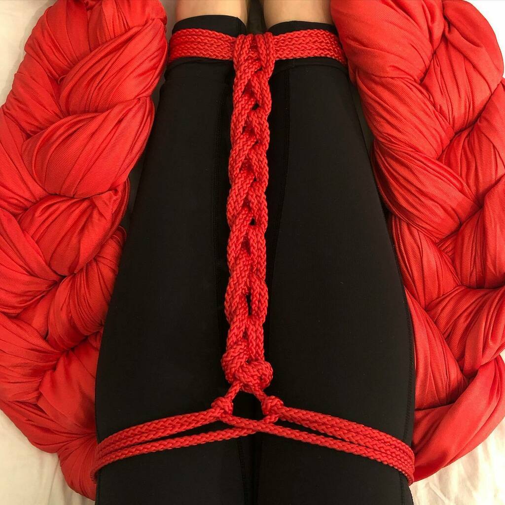 ropesquared's tweet photo. This week’s prompt is: Favourite! 🪢🤩💙
Set by me.

I picked this challenge because I’d like whatever you tie this week to make you smile. My inspiration was my favourite (pre-lockdown) hobby: aerial silks! This simple chain stitch design is an homage … https://t.co/dKgY54ej0p https://t.co/KrcuqqEIn8