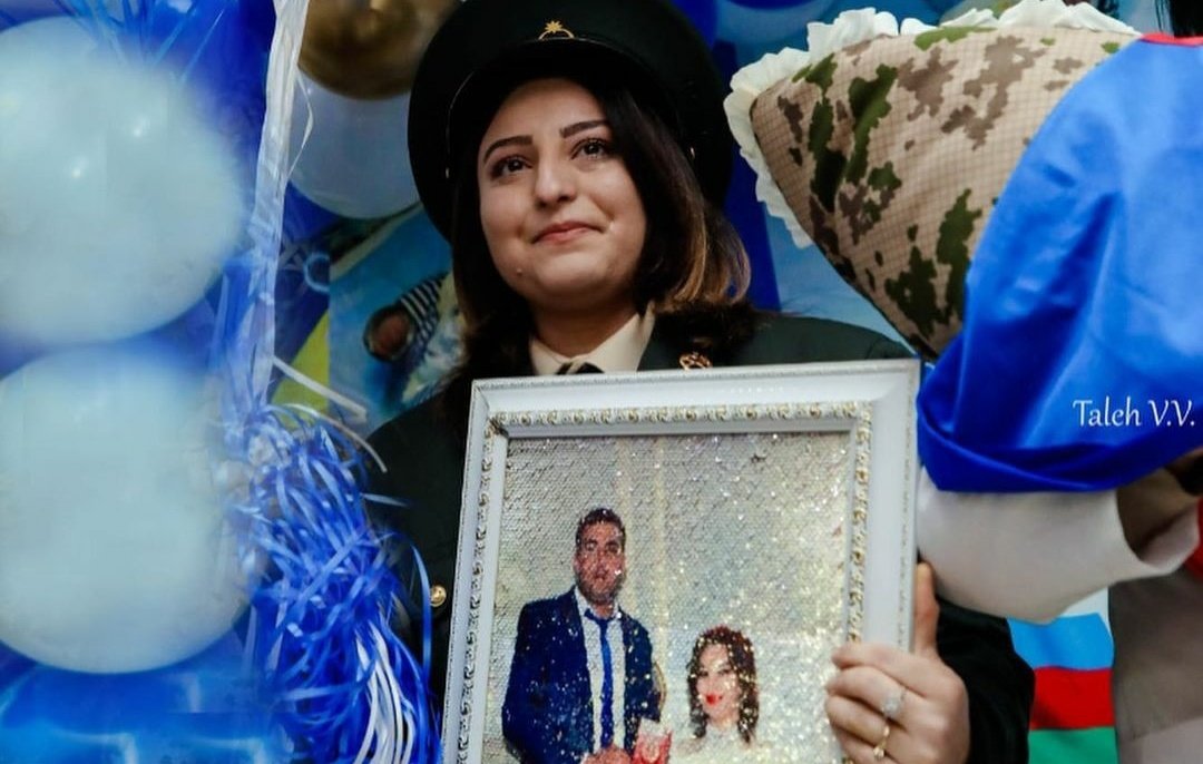 bbsva26's tweet photo. II Qarabağ müharibəsində şəhid olan Mikayıl Mikayılzadənin Uğur adlı övladı dünyaya gəlib. Xanımı şəhidimizin hərbi formasında övladını doğum evindən çıxarıb. Haqqını halal et bizlərə şəhidim!🇦🇿❤ https://t.co/oAiog2VWqE