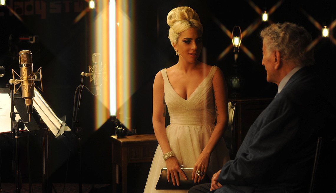 El cantante de jazz Tony Bennett ha sido diagnosticado con Alzheimer. En la foto lo podemos ver junto a Lady Gaga el pasado año, en una de las sesiones de grabación de la continuación de 'Cheek To Cheek', la cual se espera que salga este año.