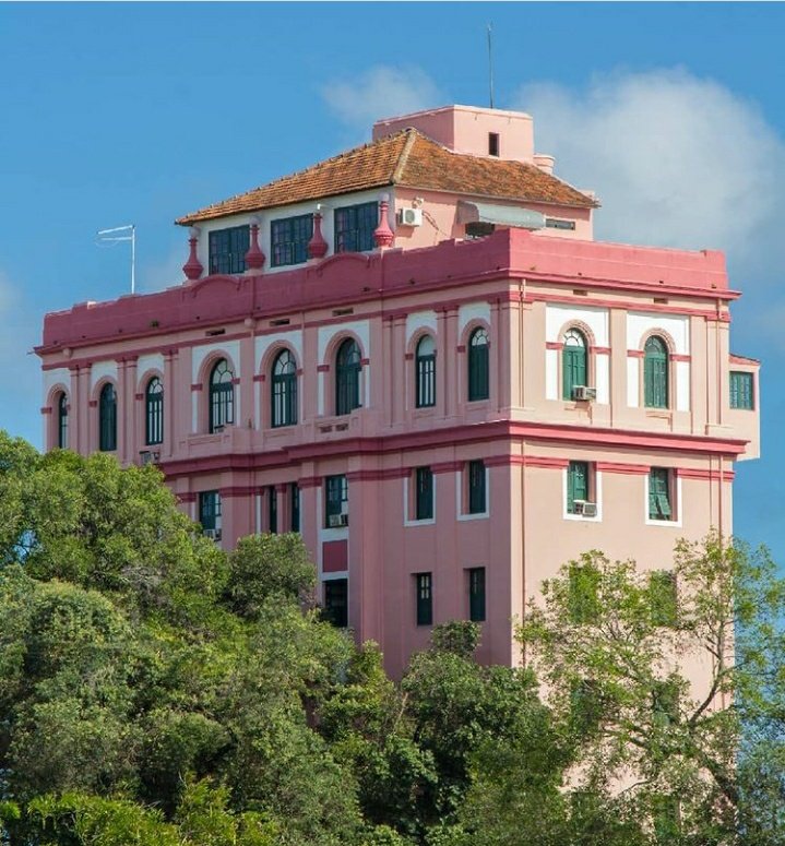 fabi2moraes's tweet photo. Feliz que várias pessoas aqui curtiram a foto do maravilhoso Hotel Central, centro de Recife. Aproveito para sugerir: vão almoçar e jantar lá. Rosa arrendou o local e tá batalhando muito para mantê-lo aberto. A comida é ótimo e o preço também. Ocupem essa pérola. Mesmo 🖤 https://t.co/xYWx3tbaot