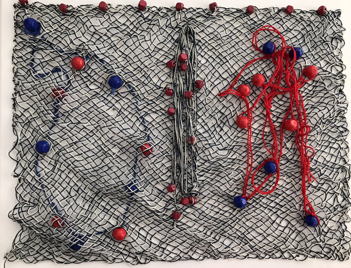 YarnsWool's tweet photo. También avanzo en esta composición de técnica mixta sobre tela. La red fue tejida en un telar cuadrado, a la que le voy agregando cuentas.
#fishingnet #netfloats #handwoven #wool #hilo #lana #cotton #beads #textileart #yarns https://t.co/SuH37HB8ha