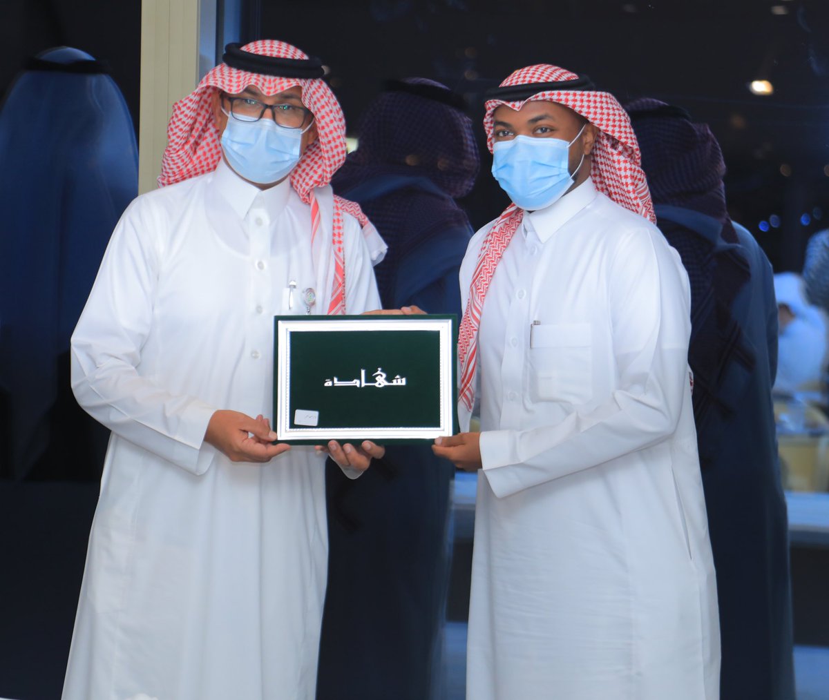 fhadomr's tweet photo. تحت رعاية صاحب السمو الملكي الأمير عبدالعزيز بن تركي الفيصل وزير الرياضة تم تكريمي وزملائي خريجي الدبلوم المهني للإدارة الرياضية FIFA من قبل مدير مكتب وزارة الرياضة بجدة الأستاذ سعيد الغامدي.
سائلين المولى أن نوفق في خدمة الوطن بالمجال الرياضي. 

 شكرا @AbdulazizTF https://t.co/fax8inRZtl