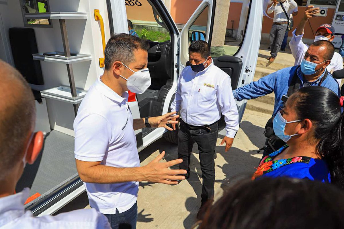 alejandromurat's tweet photo. Un gusto estar en Santa María Chimalapa, en la región del Istmo, para apoyar a la población con la entrega de una ambulancia de traslado nueva y totalmente equipada. Con esta acción, creamos mejores condiciones de atención a la salud de las familias oaxaqueñas. https://t.co/kXFrnWNez2