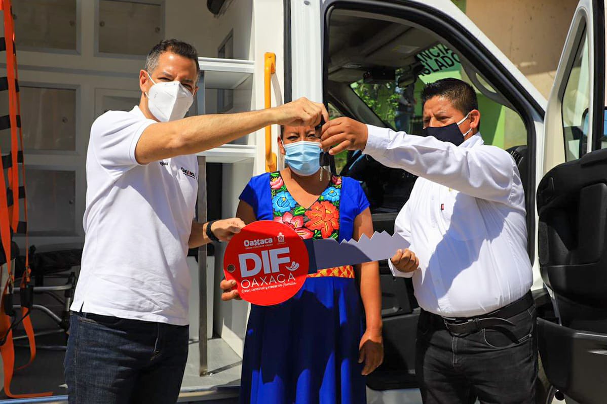 alejandromurat's tweet photo. Un gusto estar en Santa María Chimalapa, en la región del Istmo, para apoyar a la población con la entrega de una ambulancia de traslado nueva y totalmente equipada. Con esta acción, creamos mejores condiciones de atención a la salud de las familias oaxaqueñas. https://t.co/kXFrnWNez2