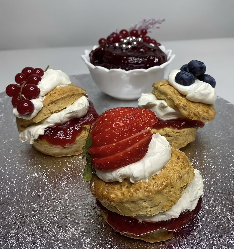 silversketchh's tweet photo. Classic Scones with clotted cream and strawberry jam 

Do you have cream on scone first or jam? 
-
-
-
 #silversktech #scones https://t.co/50BbTOTiWF