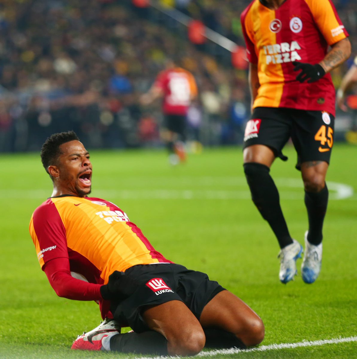 ultrAslan's tweet photo. Önce Karanlıkta, sonra gol sevinçlerinde “GELENEK!” 

#NeredeKaymıştık ? https://t.co/e4jY7n9uwt