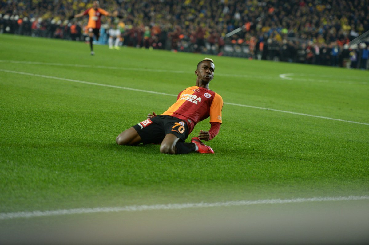 ultrAslan's tweet photo. Önce Karanlıkta, sonra gol sevinçlerinde “GELENEK!” 

#NeredeKaymıştık ? https://t.co/e4jY7n9uwt