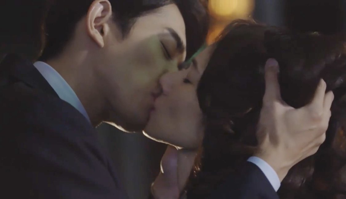 Megumi C 在 Twitter 上 やばいやばいやばいやばい 混乱状態 6話の勝太郎さん急にドsになった 大人のキスか この角度めちゃくちゃいい 女性たち皆多分原口さん 吉田羊さん になりたいかも 心臓がもたない このシーンは 中学聖日記