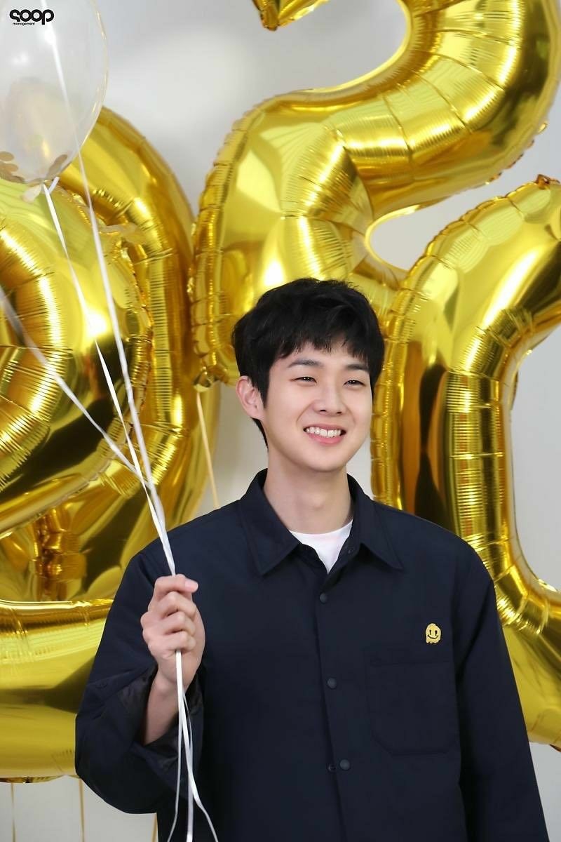 izabellices's tweet photo. Já é dia 7 na Coreia e aniversário de debut do #ChoiWooShik. Dia de celebrar os 10 anos de carreira do meu amor, ele que representa um verdadeiro artista pra mim: que honra a arte, inspirando pessoas, motivando, se doando, emocionando e alegrando vidas. #10YearsWithChoiWooShik 💖 https://t.co/sYvrfTzYCr