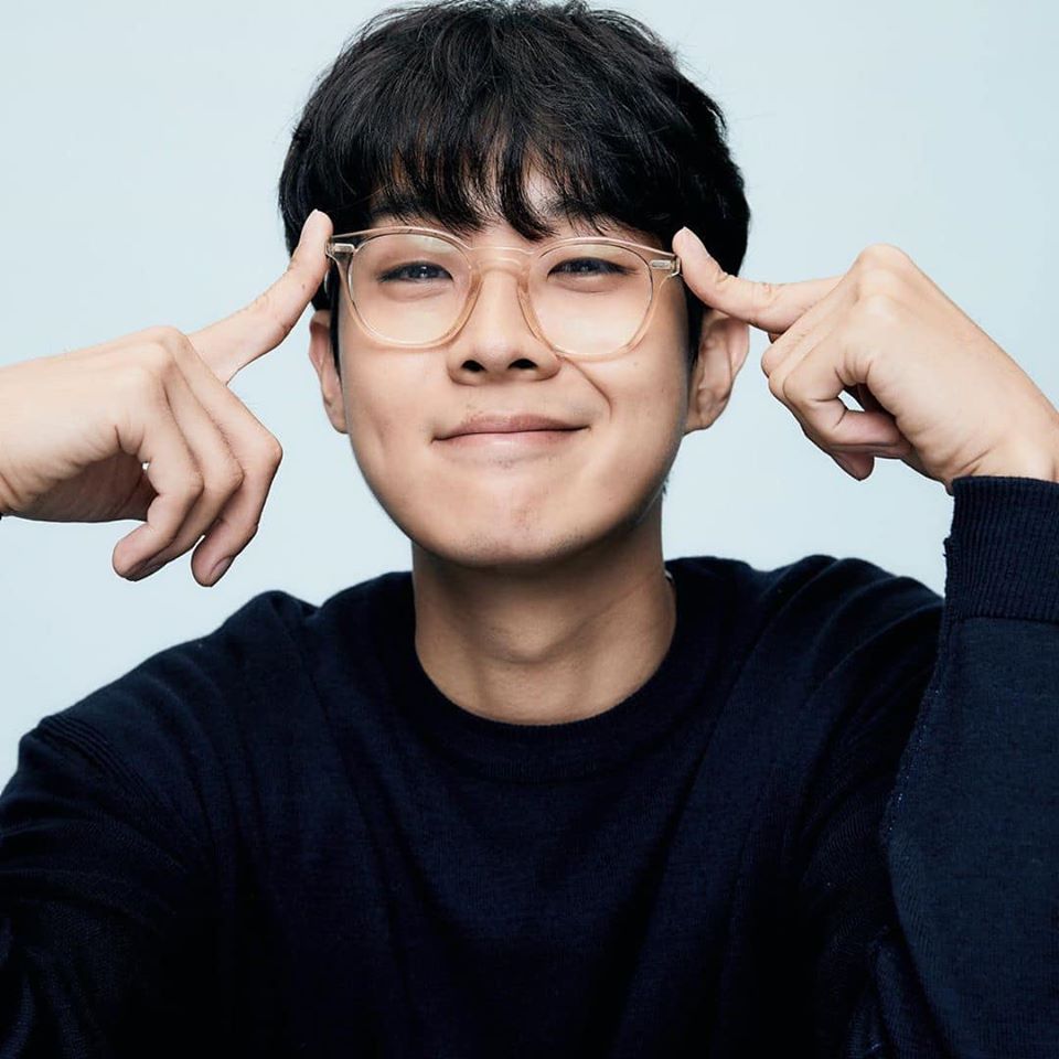 izabellices's tweet photo. Já é dia 7 na Coreia e aniversário de debut do #ChoiWooShik. Dia de celebrar os 10 anos de carreira do meu amor, ele que representa um verdadeiro artista pra mim: que honra a arte, inspirando pessoas, motivando, se doando, emocionando e alegrando vidas. #10YearsWithChoiWooShik 💖 https://t.co/sYvrfTzYCr
