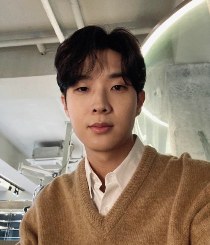 izabellices's tweet photo. Já é dia 7 na Coreia e aniversário de debut do #ChoiWooShik. Dia de celebrar os 10 anos de carreira do meu amor, ele que representa um verdadeiro artista pra mim: que honra a arte, inspirando pessoas, motivando, se doando, emocionando e alegrando vidas. #10YearsWithChoiWooShik 💖 https://t.co/sYvrfTzYCr