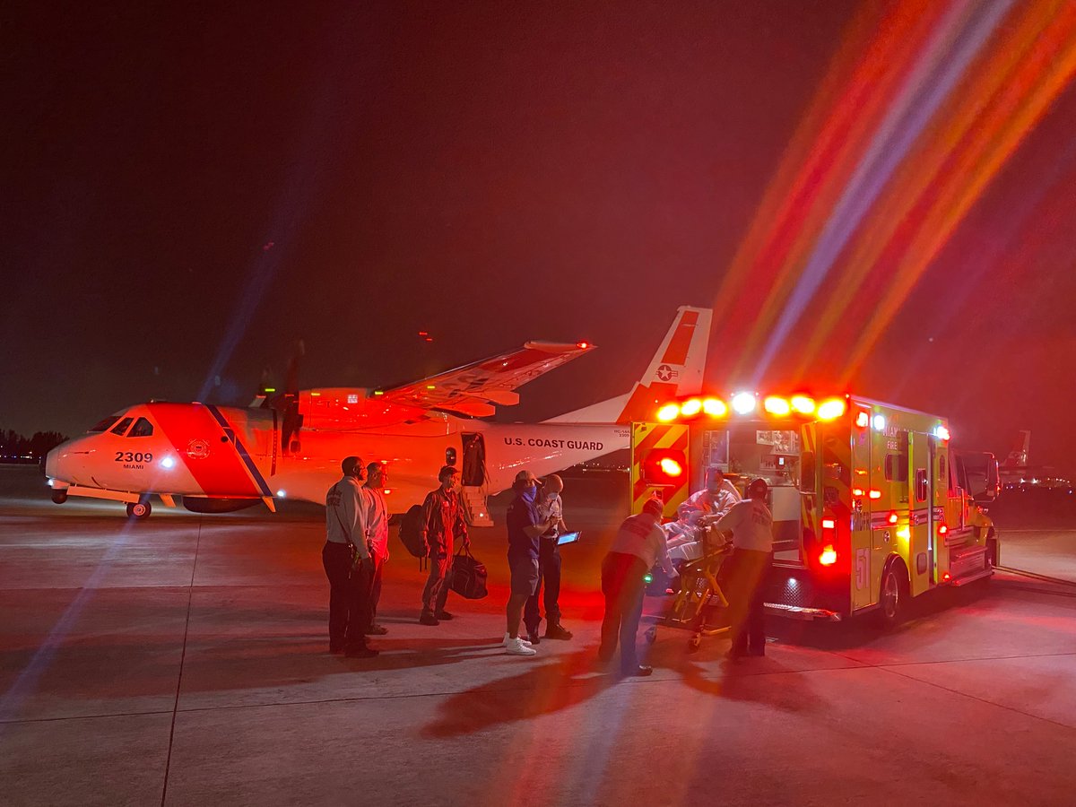 USCGSoutheast's tweet photo. #ICYMI A @USCG Air Station Miami HC-144 Ocean Sentry aircrew #medevaced a 61-year-old man with gastrointestinal complications, Friday, from the Atlantic Underseas Test and Evaluation Center, #Bahamas.
More here https://t.co/vxx4BNcQ25
#AirStationMiami https://t.co/ADI6cnQD0q