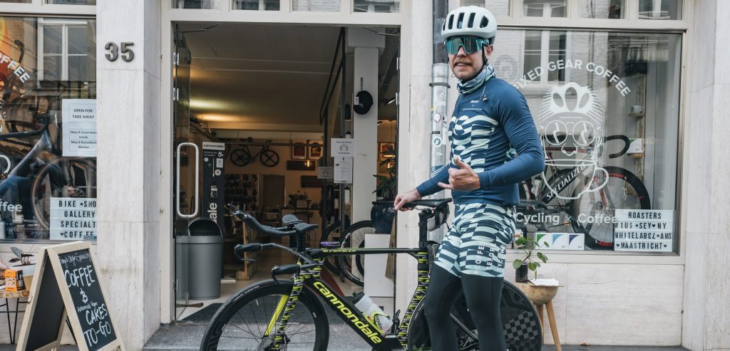 WielerFlits's tweet photo. Interview | Barista @brianmegens maalt de kilometers weg voor podium NK tijdrijden
https://t.co/IDvqjoY2OL
#wielrennen #fixedgearcoffee https://t.co/763CTaAqW8