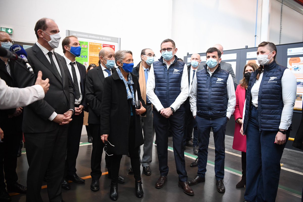 Elisabeth_Borne's tweet photo. Comme @sulky_burel chez qui nous étions avec @JeanCASTEX, les entreprises s’engagent pour la jeunesse. Grâce à elles près d’1,2M de jeunes de - de 26 ans ont été embauchés en CDI ou CDD de + de 3 mois entre août et décembre soit presque autant qu’en 2018 et 2019. #1jeune1solution https://t.co/wvIPWMDzPp