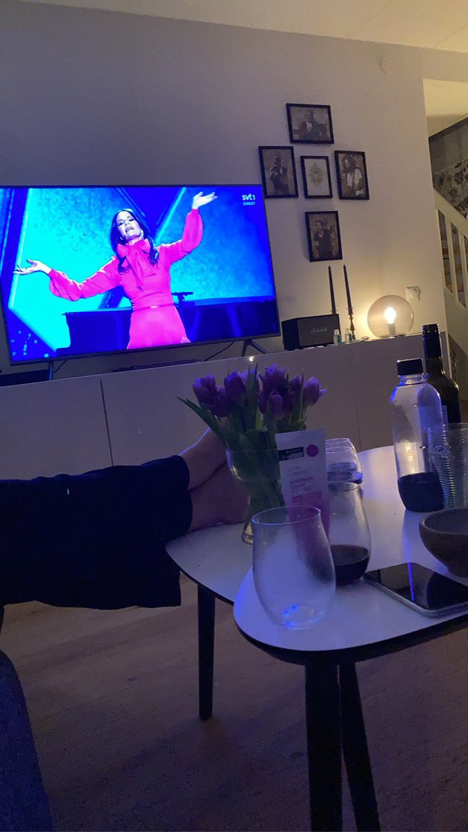 jacobhafren's tweet photo. Kvällen är här! #melfest är här och lyser upp kvällen under dessa dystra tider i pandemins fäste. Säpos underrättelsetjänst har blivit inkopplade, och franska druvor har hällts upp i graciösa glasverk. Stadgarna är härmed uppfyllda. @Wesssen @Tobias_naslin @CalleNordwall https://t.co/VarrX4kcqs