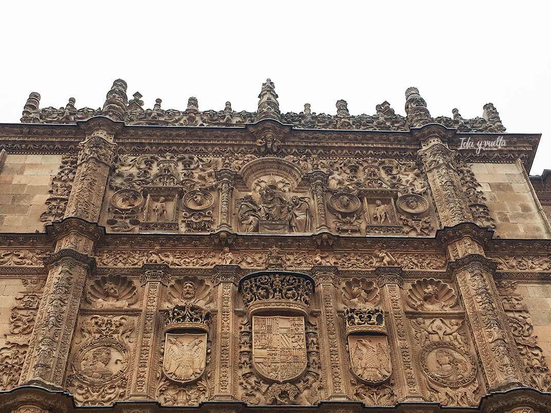 El proyecto fue asignado a Pedro MachucaEn una España en la que el estilo imperante era el plateresco, y que no se había despegado totalmente del gótico,Machuca construyó un palacio manierista, estilo que estaba dando sus primeros pasos en ItaliaComparad