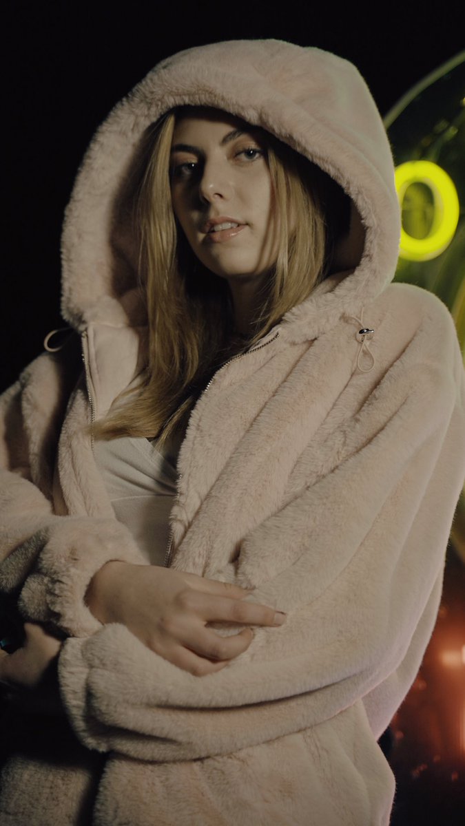 Today we have Emma Gerson performing live at 5PM PST! 🌞 

m.youtube.com/watch?v=5Qg1z4…