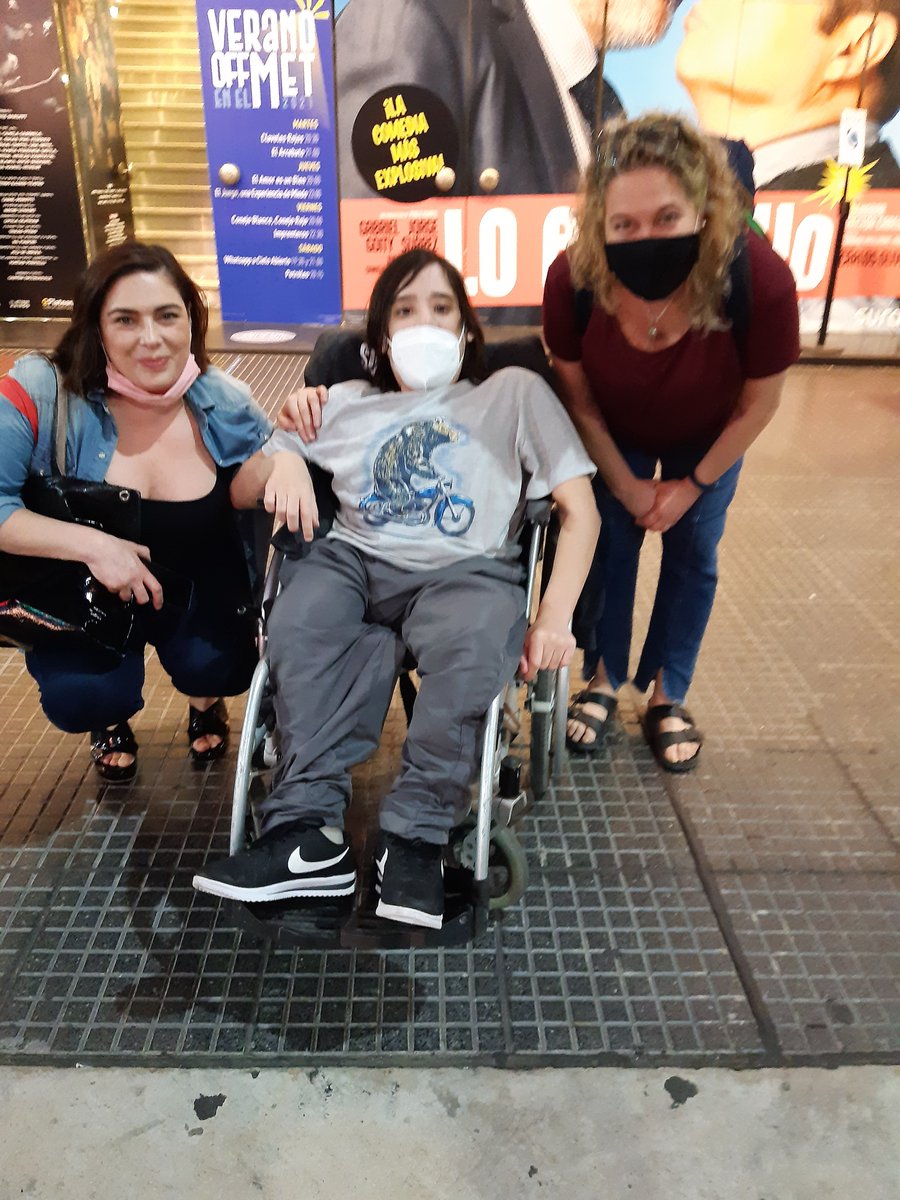 <a href="/jorgesuaritos/">jorge Suárez</a> @CeroneKiko <a href="/manomanosz/">Mano Szereszevsky</a> <a href="/BettyVillar1/">Betty Villar</a> hola amigos anoche finalmente los pude ir a ver a #LoEscucho en el @TeatroMetSura junto a #ElPumaGoity #JulietaVallina y #DanielaPal dirigidos por #CarlosOlivieri me fascinó!!! saludos desde Mercedes bs as.