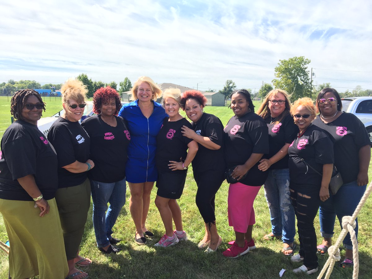 jillmfarq's tweet photo. I was lucky enough to spend time on the road with Susan Bayh in 2016. She was the brightest light. Her positive energy was contagious and she made new friends everywhere she went.

Sending my love to the Bayh family and every Hoosier everywhere. https://t.co/fF9JehDmk4