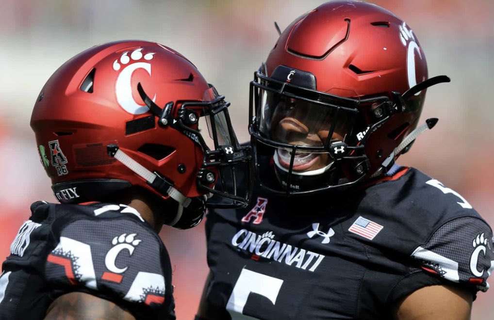 SweetFeet2023's tweet photo. Blessed  and Honored to say that I received an offer from THE University of Cincinnati ‼️ Thank you  Coach @GinoGuidugli ....@GoBearcatsFB 

@Coach_Springs @CoachAAnderson @CoachHill1 @JustCallMeDoc_ @FIHSFOOTBALL @DuvalSports https://t.co/LbtlaJqnH2