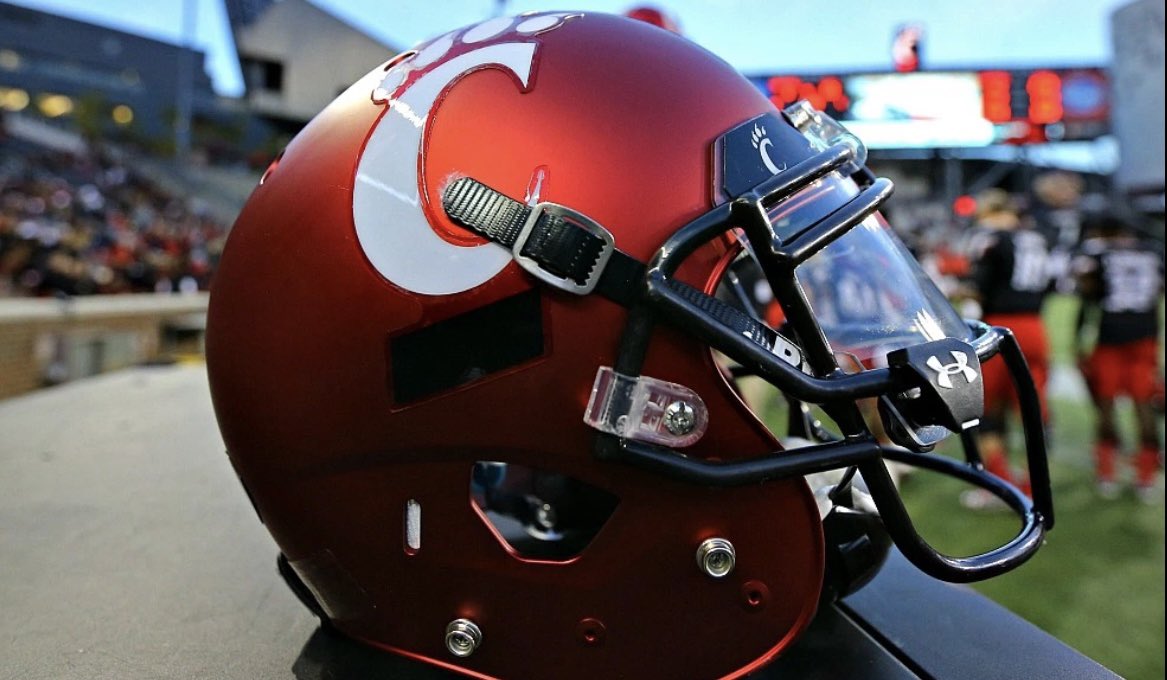SweetFeet2023's tweet photo. Blessed  and Honored to say that I received an offer from THE University of Cincinnati ‼️ Thank you  Coach @GinoGuidugli ....@GoBearcatsFB 

@Coach_Springs @CoachAAnderson @CoachHill1 @JustCallMeDoc_ @FIHSFOOTBALL @DuvalSports https://t.co/LbtlaJqnH2