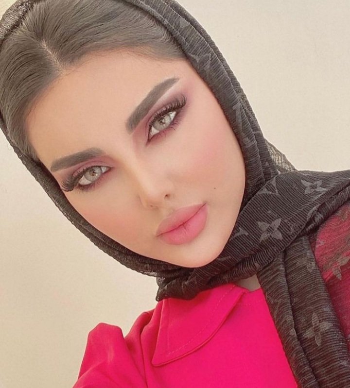السجن ليس أسوار 
وقضبان ..
قد تكون ..كلمة
          قد تكون فكرة ....
                   قد تكون لحظة .... .
                           وقد يكون شخص