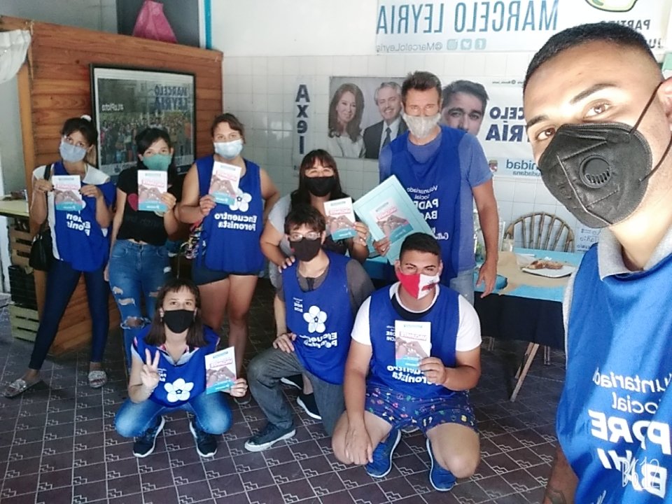 solange_moyano_'s tweet photo. Gran jornada de @VolunP_Bachi 💙

Adoro estar al servicio de los vecinos y vecinas!! 💙

#vacunatepba 
#covid19 https://t.co/MrTjNWw5if