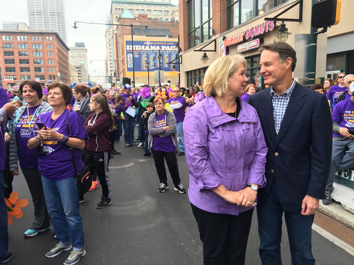 jillmfarq's tweet photo. I was lucky enough to spend time on the road with Susan Bayh in 2016. She was the brightest light. Her positive energy was contagious and she made new friends everywhere she went.

Sending my love to the Bayh family and every Hoosier everywhere. https://t.co/fF9JehDmk4