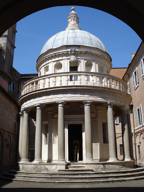 el edificio más italiano alzado en suelo españolPodéis ver aquí algunos de los grandes palacios renacentistas italianos o el Tempieto de San Pietro In Montorio, que los Reyes Católicos encargaron a Bramante en Roma. Veréis que éste es estilo del Palacio