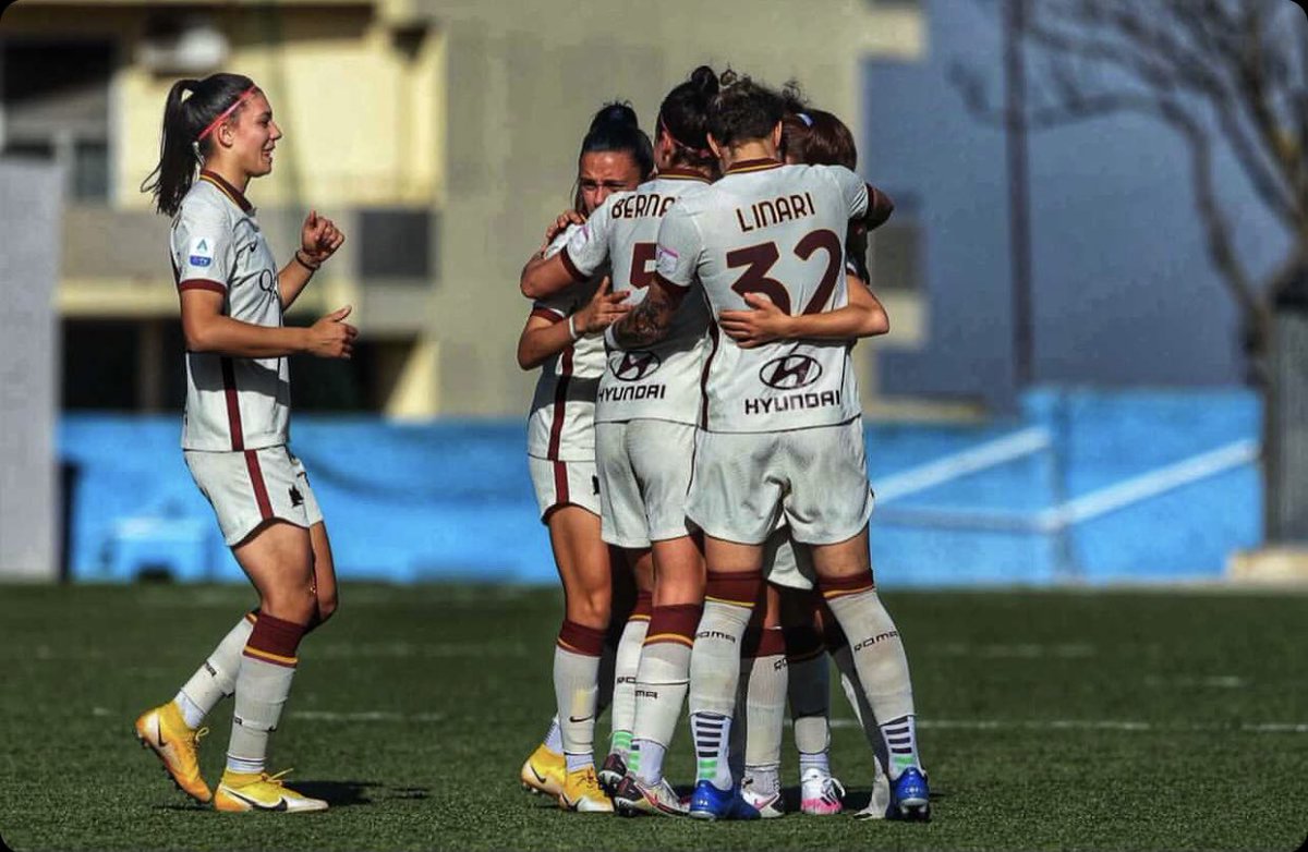 ElenaLinari's tweet photo. È stata proprio una VITTORIA DI SQUADRA!!! ➕3️⃣ su un campo difficile @OfficialASRoma . #BariRoma #el32 #forzaroma💛❤️ https://t.co/DNIQ3MENmv