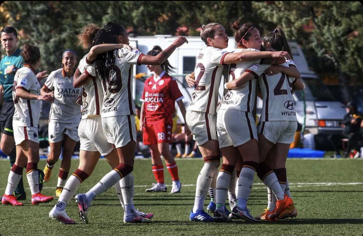 ElenaLinari's tweet photo. È stata proprio una VITTORIA DI SQUADRA!!! ➕3️⃣ su un campo difficile @OfficialASRoma . #BariRoma #el32 #forzaroma💛❤️ https://t.co/DNIQ3MENmv