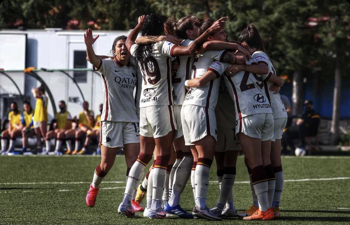 ElenaLinari's tweet photo. È stata proprio una VITTORIA DI SQUADRA!!! ➕3️⃣ su un campo difficile @OfficialASRoma . #BariRoma #el32 #forzaroma💛❤️ https://t.co/DNIQ3MENmv