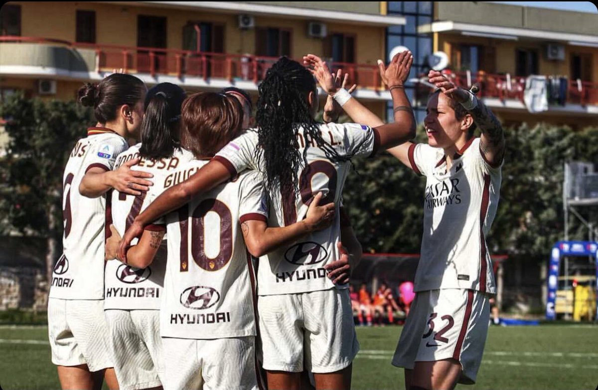 ElenaLinari's tweet photo. È stata proprio una VITTORIA DI SQUADRA!!! ➕3️⃣ su un campo difficile @OfficialASRoma . #BariRoma #el32 #forzaroma💛❤️ https://t.co/DNIQ3MENmv