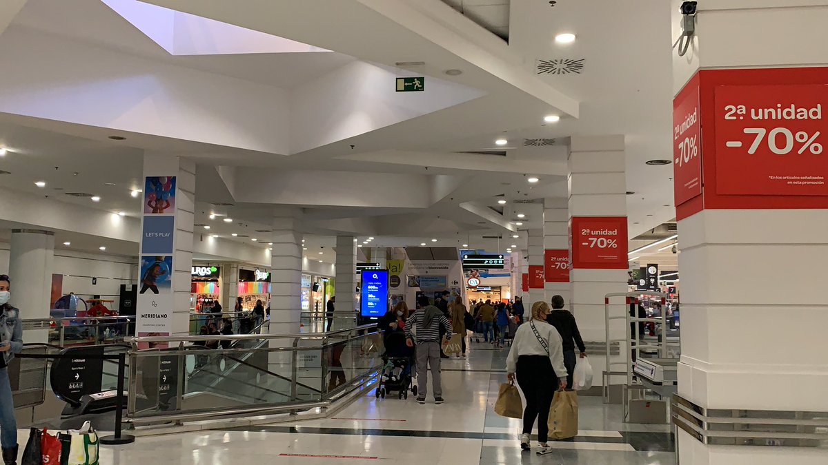 mascanio3's tweet photo. @PoliciaLocalSC Ahora mismo en @CarrefourES es normal esto? Así nos va con el #COVID19 https://t.co/gq3OvFbFpO