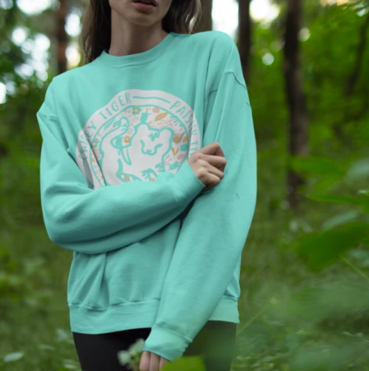 PaisleyTigerCo's tweet photo. Keep it cozy all weekend long in our Chalky Mint Logo Crewneck Sweatshirt!
#CozySweatshirt #PaisleyTiger
https://t.co/oRxvfhAtYB https://t.co/kbYcgctL1r