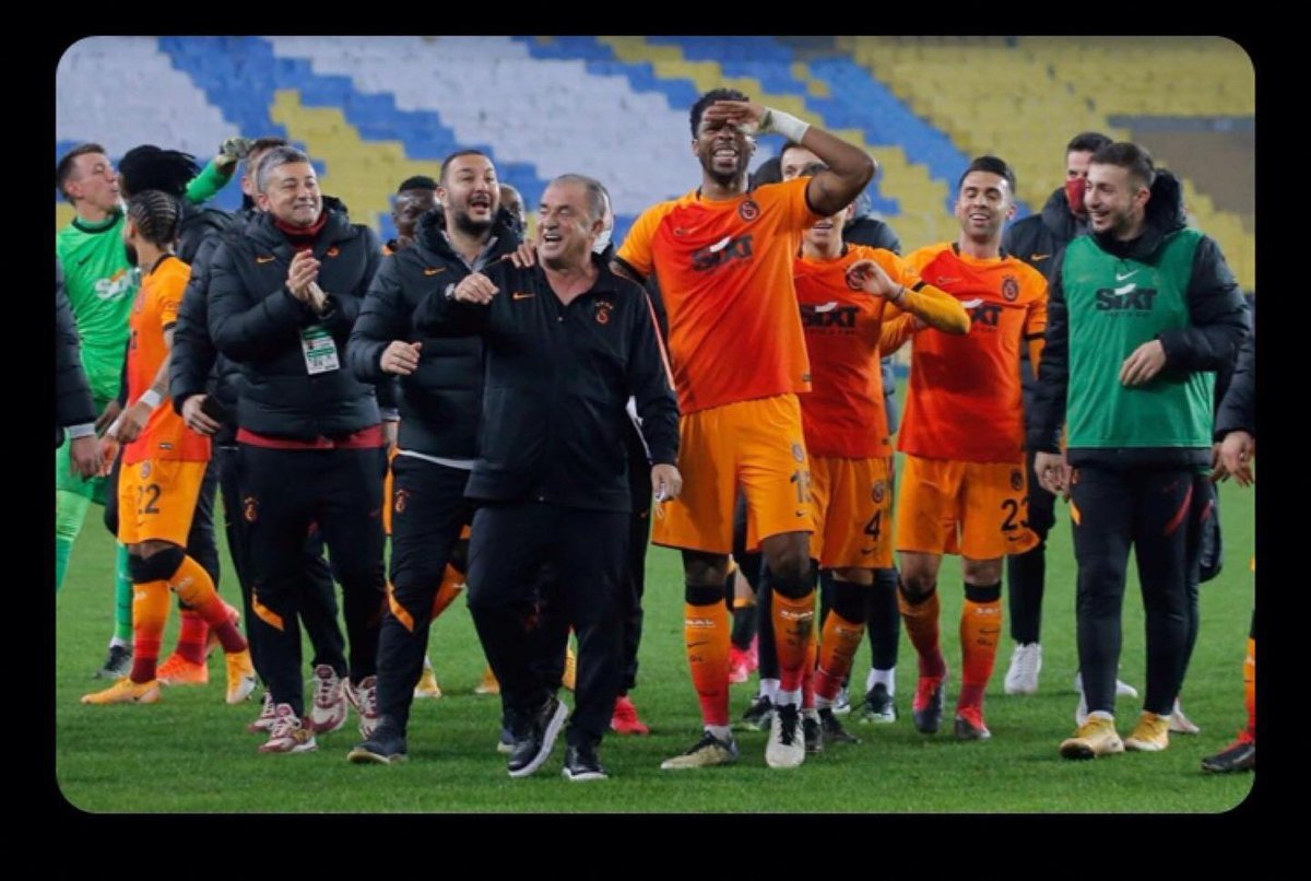 EsmaY015's tweet photo. FENER AĞLAMA FENERRRRR AĞLAMAAAA ❤️💛🌙 https://t.co/Ho3tIV3lKP