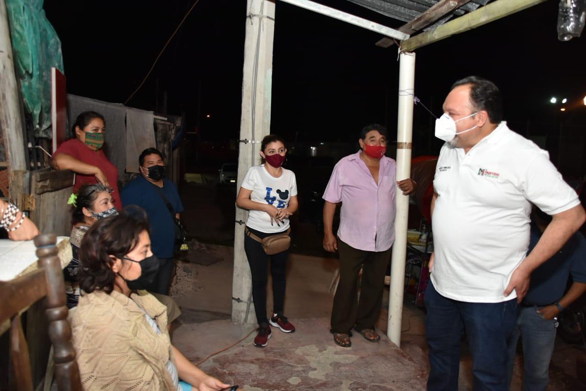 FTorresRivas's tweet photo. La molestia por la falta de bacheo es una preocupación constante en nuestra ciudad; así nos lo hacen saber en casa de nuestra amiga Ma. Luisa Koo de la Col. #Azcorra en #Mérida.
Tenemos que cerrar filas y trabajar juntos #PorUnaNuevaHistoria https://t.co/URO4XC5IRw